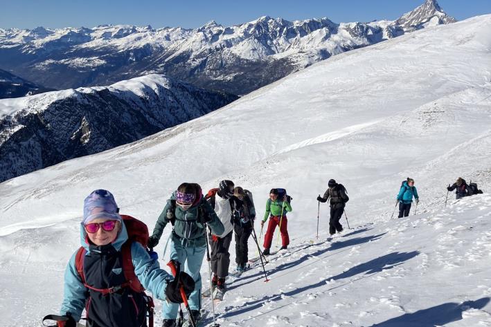 Cordée de jeunes sur un glacier des Alpes lors d’un entraînement